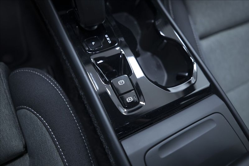 Volvo XC40 2,0 B3 NAVI KAMERA 360° TAŽNÉ - fotka 20 z 38