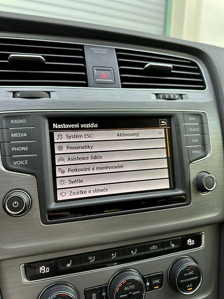 Volkswagen Golf (2015)  VII KOMBI 1.6 TDI DSG WEBASTO - fotka 23 z 28