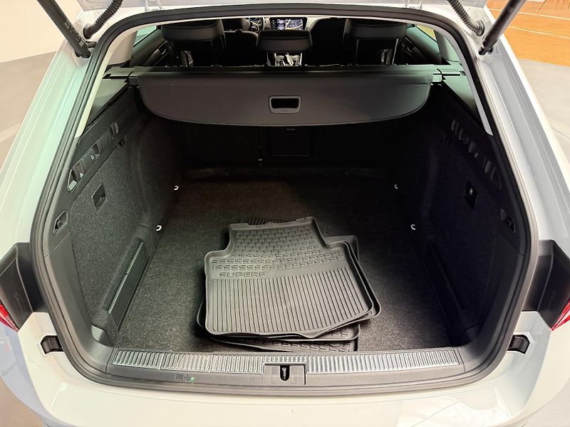 Škoda Superb 2.0 TDI 147kW Style Combi DSG - fotka 13 z 16