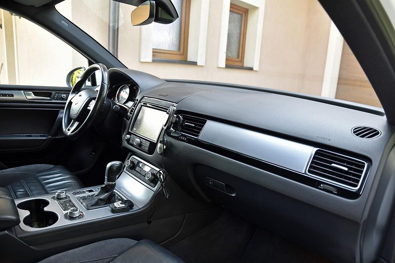 Volkswagen Touareg 3.0 TDi V6 DSG 4M,R-LINE,FACE - fotka 39 z 50