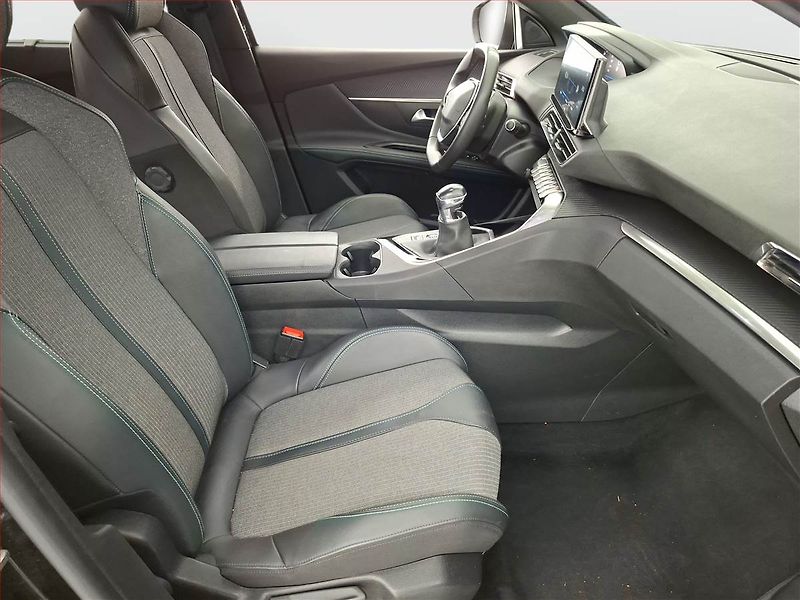 Peugeot 5008 (2024) PureTech 130 - fotka 9 z 19