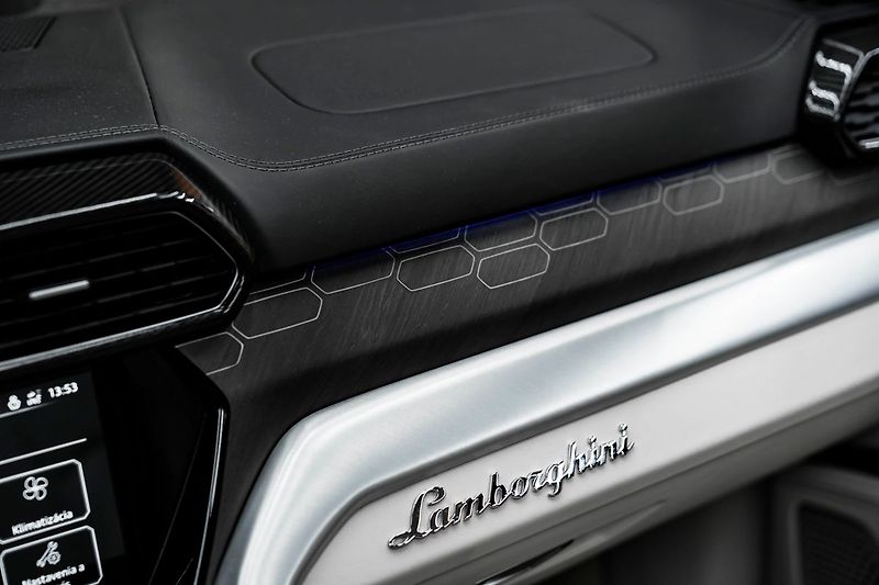 Lamborghini Urus - fotka 22 z 34