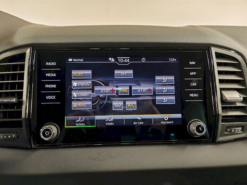 Škoda Karoq (2025) 1.5 TSI 110 kW DSG Sportline - fotka 13 z 32