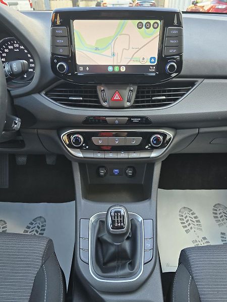 Hyundai i30 COMFORT / LED KAMERA NAVI - fotka 11 z 37