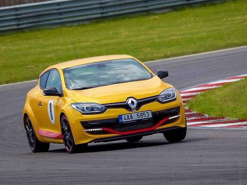 Rychlé Renaulty na Autodromu v Mostě.