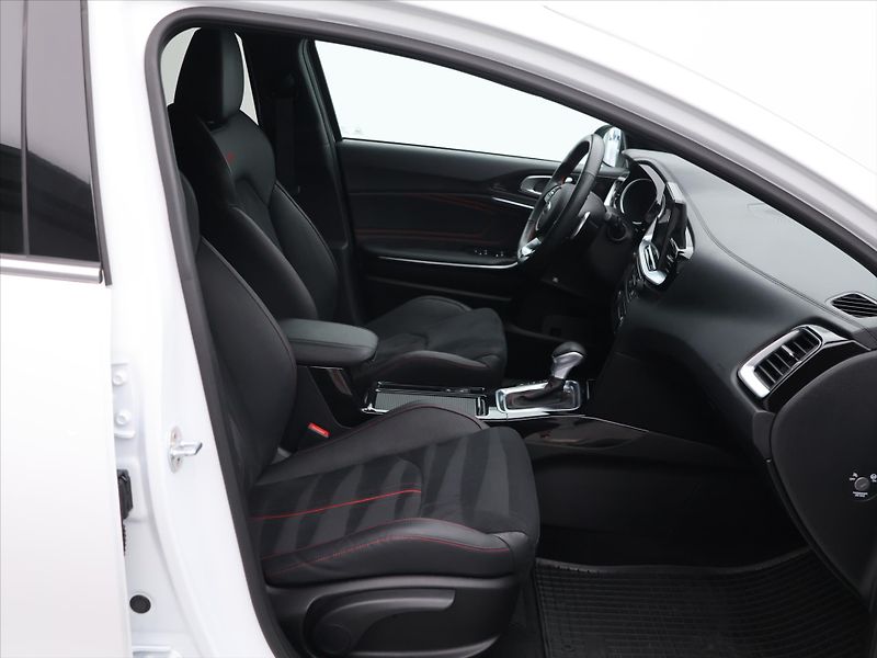 Kia Ceed 1,6 T-GDI 150kW Aut. GT CZ - fotka 12 z 27