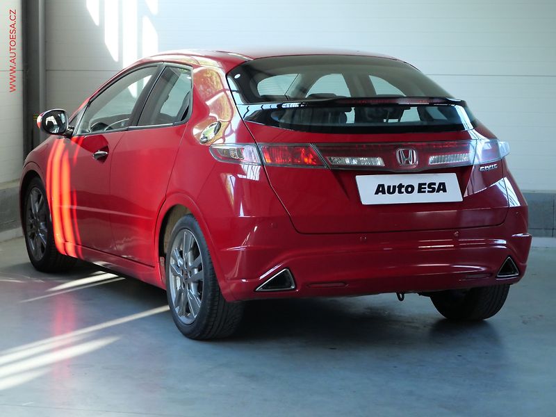 Honda Civic (2010) 1.8 i-VTEC, AC, park.čidla - fotka 6 z 20