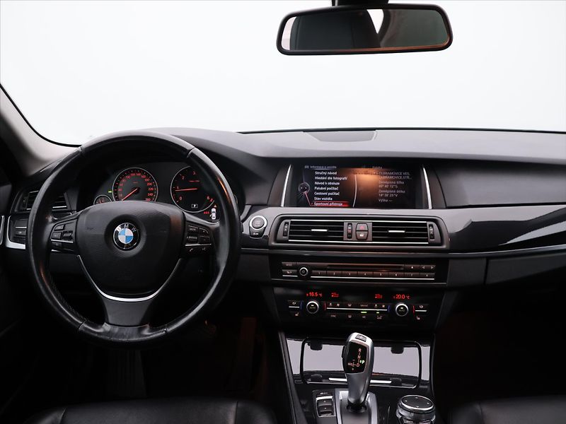 BMW Řada 5 2,0 d 160kW xDrive Aut. CZ - fotka 30 z 38