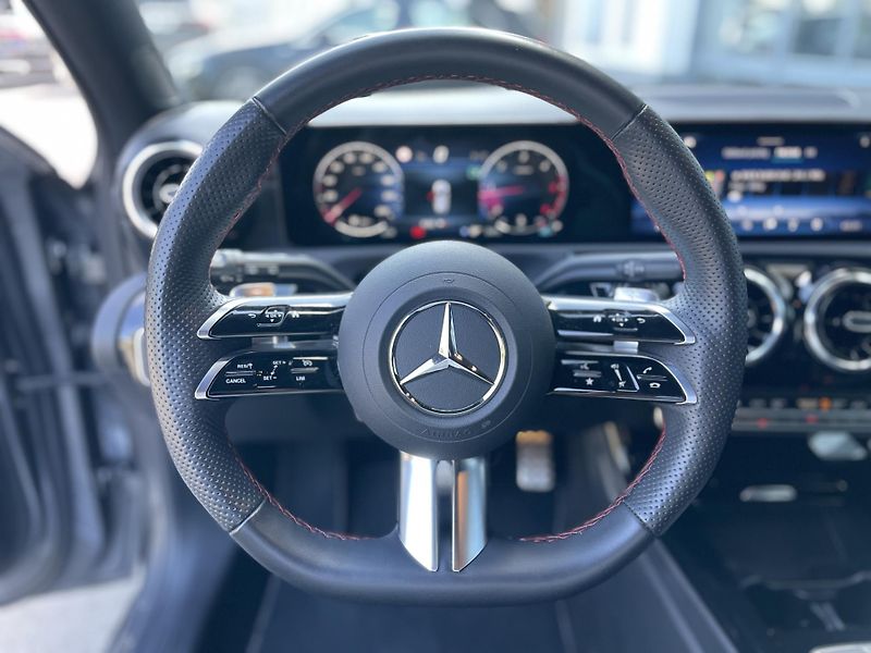 Mercedes-Benz Třídy A 200d AMG - fotka 15 z 26