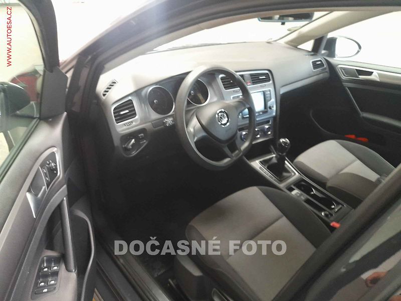 Volkswagen Golf (2015) 1.6TDi, 1.maj, AC, navi - fotka 3 z 3