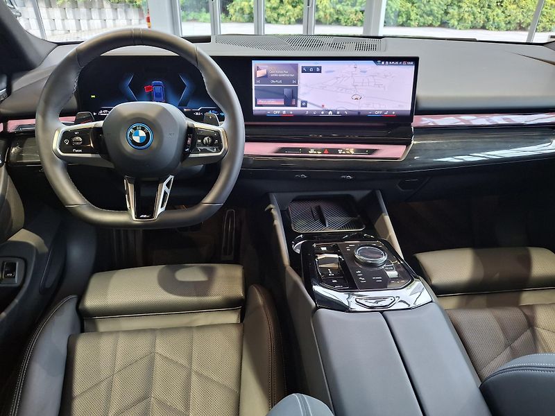 BMW Řada 5 550e xDrive Touring M-Sport  - fotka 10 z 30
