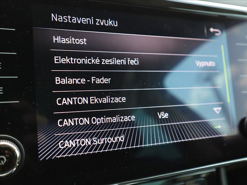 Škoda Superb 2,0 TDI DSG ACC DCC Kamera LED - fotka 43 z 58