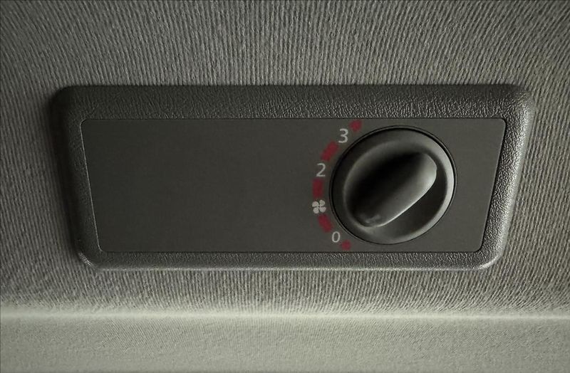 Opel Vivaro 2,5 107kW 9MÍST AC TAŽNÉ 1.MAJ - fotka 25 z 30