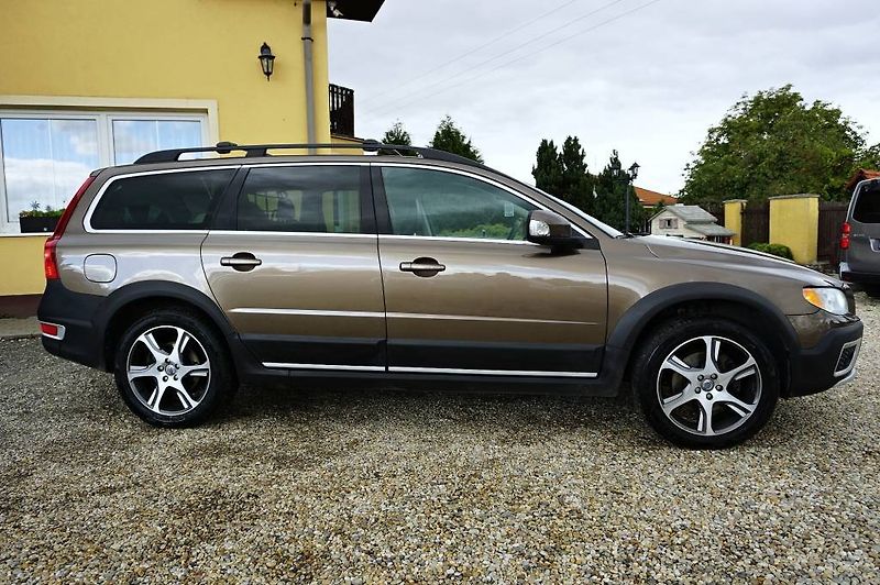 Volvo XC70 (2011) SUMMUM 2,4 D5 158 kW - fotka 3 z 47