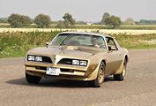 Sraz amerických vozů Chevrolet Camaro a Pontiac Firebird v Kolíně.