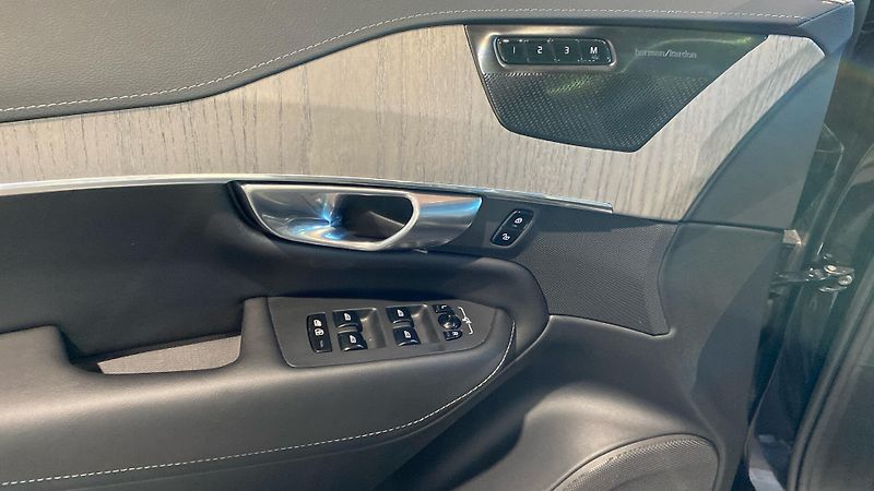 Volvo XC90 PLUS BRIGHT CHROME, B5 AWD, 17 - fotka 32 z 45