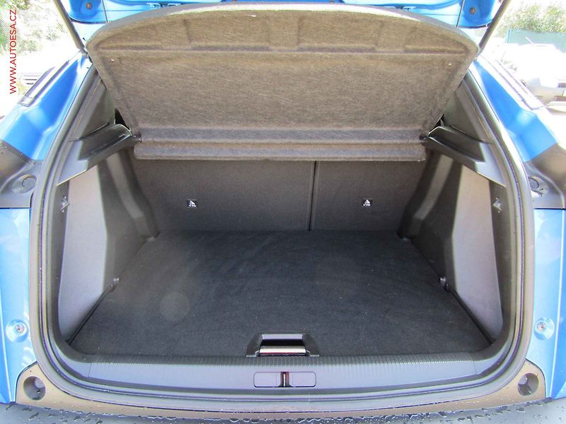 Peugeot 2008 (2024) 1.2 PT, 1.maj,ČR, Allure, AT - fotka 7 z 17
