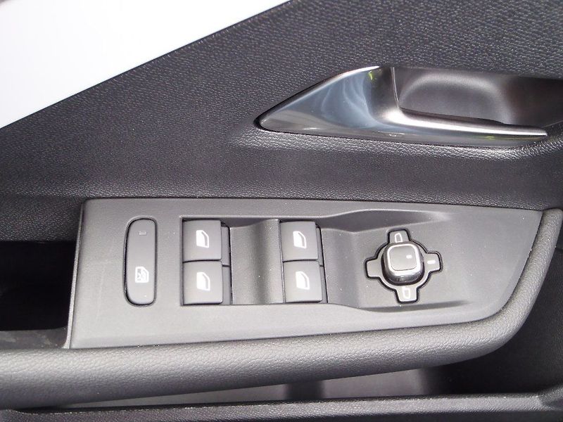 Opel Astra ST Edition Hybrid 1.2 Turbo - fotka 27 z 33