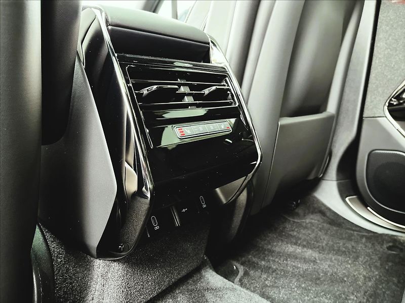 Land Rover Range Rover Sport (2026) 3,0 P460e DYNAMIC SE PHEV - fotka 34 z 37