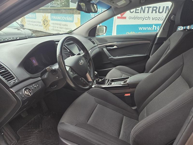 Hyundai i40 (2019) 1.6-DPH-NOVÝ MODEL-NAVI-KAMERA - fotka 14 z 15