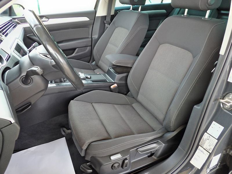 Volkswagen Passat 2.0TDI Comfort Adaptiv Navi - fotka 20 z 33