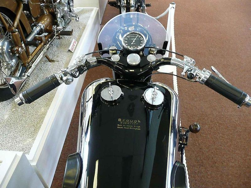 Motocykl Brough Superior SS100, který vlastnil Lawrence z Arábie, je dnes vystavený v Imperial War Museu London.