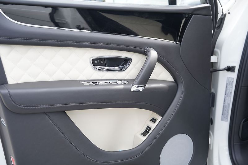 Bentley Bentayga 4.0i V8, Mulliner, ČR, DPH - fotka 21 z 51