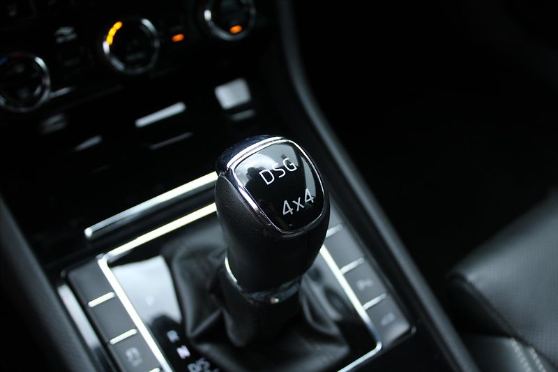 Škoda Superb 2.0 TDI 140kW L&K 4X4 TAŽNÉ - fotka 26 z 31