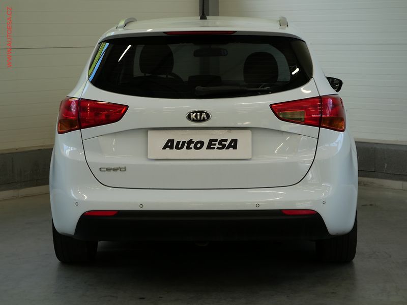 Kia Ceed (2013) 1.6GDi, ČR, AC, park.čidla - fotka 5 z 22