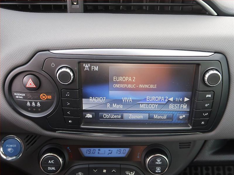 Toyota Yaris (2015) 1.5 Hybrid, Automat, Kůže - fotka 12 z 18
