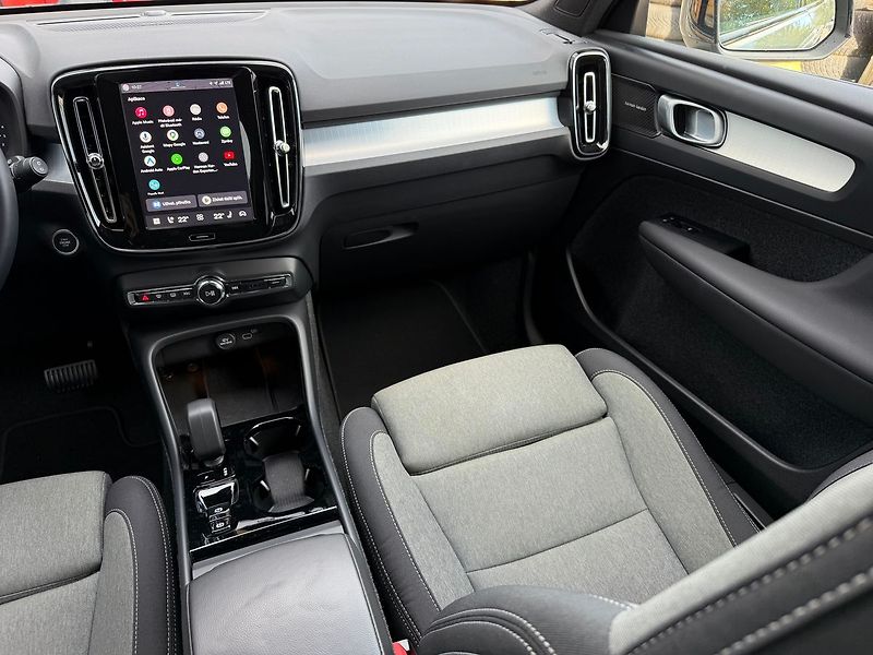 Volvo XC40 PLUS DARK, B3, 360°, PIXEL LED - fotka 24 z 24