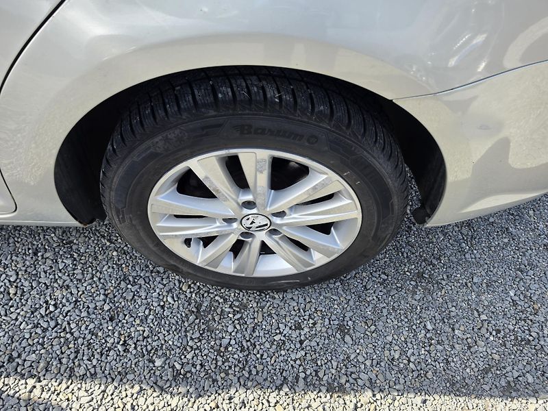Volkswagen Touran 1.6 TDI 7 Mist - fotka 4 z 14