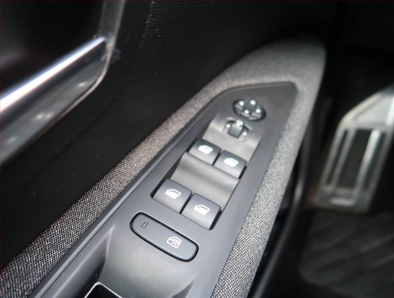 Peugeot 3008 (2020) 1.5 BlueHDi, Automat, ČR,1.maj - fotka 15 z 16