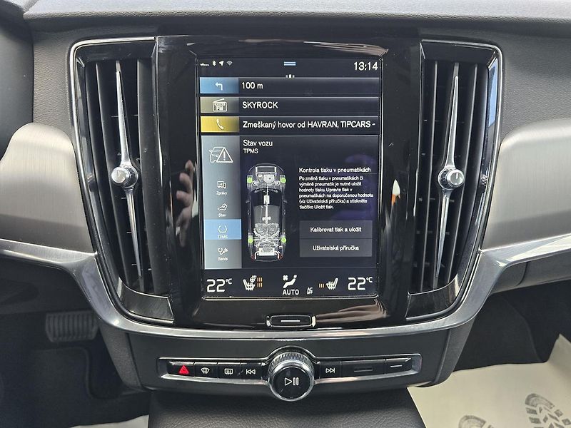 Volvo V90 D4 2,0 140kW 4x4 DPH MOMENTUM - fotka 35 z 45