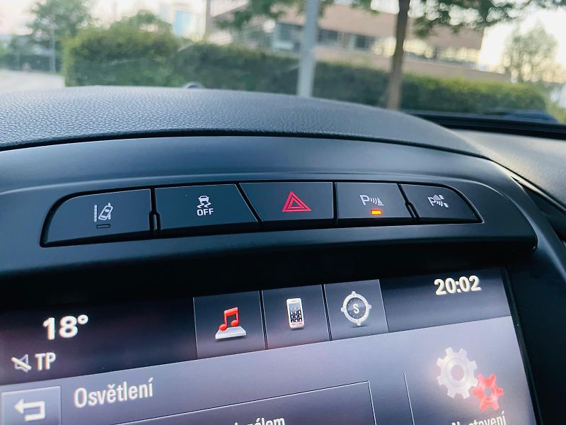 Opel Insignia 2.0CDTi MANUÁL KAMERA SERVISKA - fotka 38 z 46