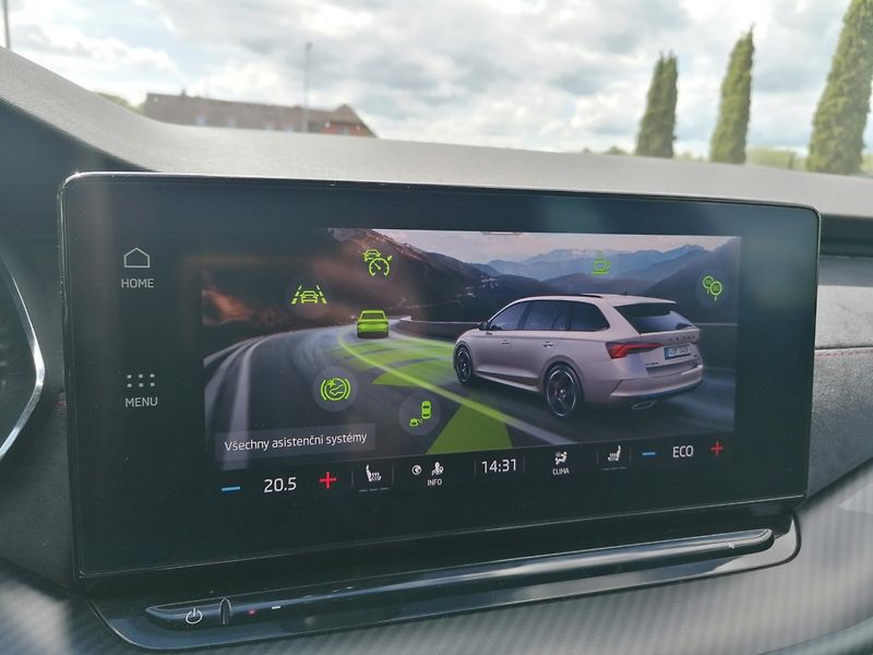 Škoda Octavia (2021) 1.4 TSI iV RS 180kW Head-up - fotka 15 z 29