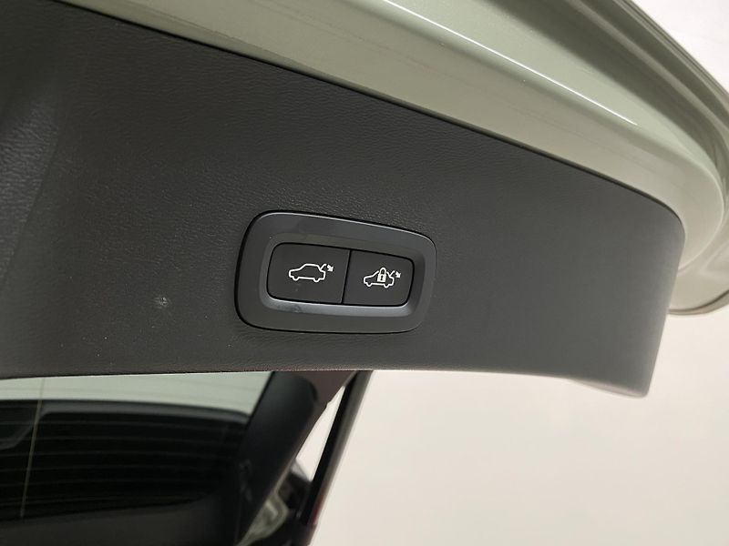 Volvo XC40 B4 DARK ULTRA AUT CZ - fotka 33 z 59