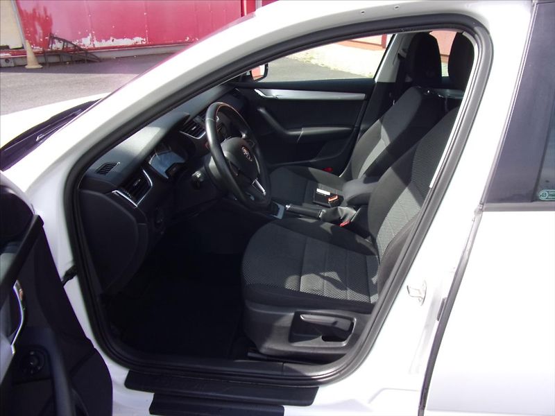 Škoda Octavia 1,6 TDI Ambiente 81kW ČR - fotka 16 z 28