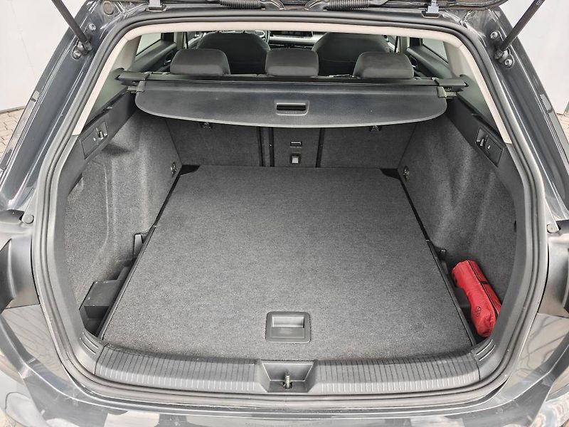 Volkswagen Golf Life 6G 1,0TSi - fotka 22 z 22