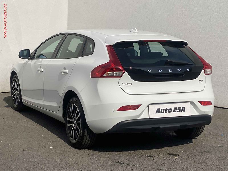 Volvo V40 (2017) 2.0T2, Momentum - fotka 6 z 17