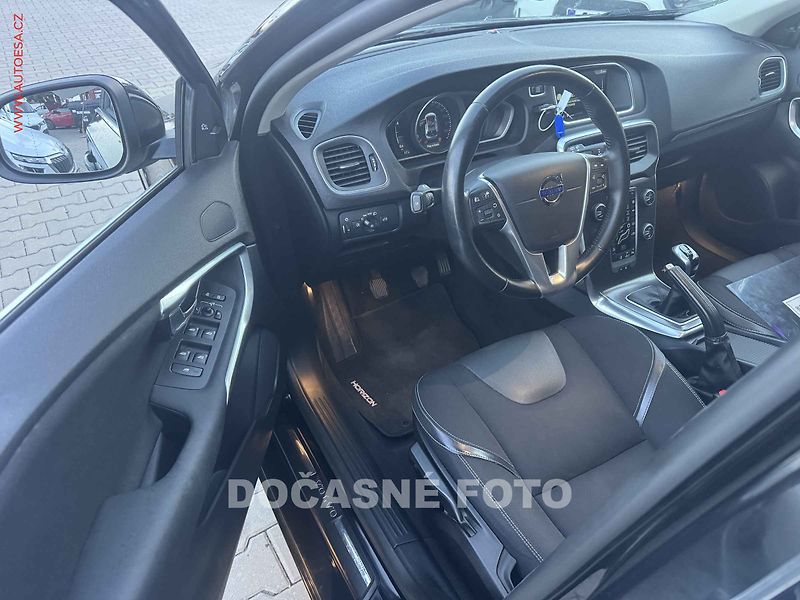 Volvo V40 (2015) 2.0 D3, AC, tempo, park.asist - fotka 3 z 3