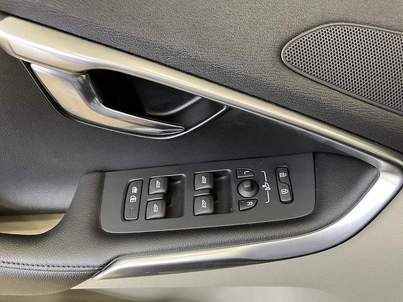 Volvo V40 T3 FWD Summum, MT6 - fotka 17 z 42