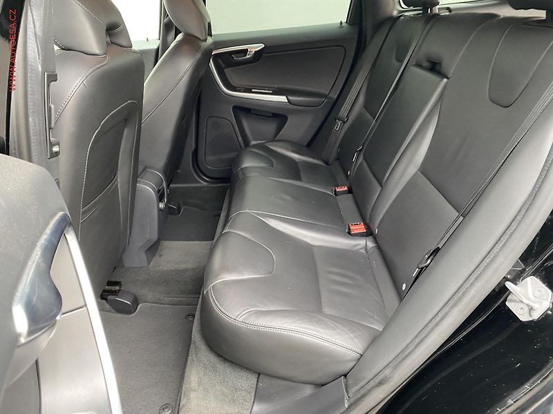 Volvo XC60 (2017) 2.0D, Summum, bixen, kůže - fotka 10 z 19