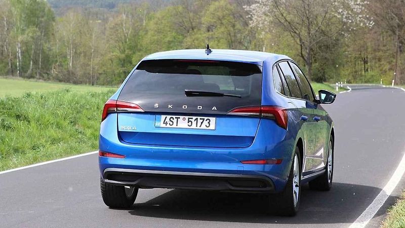 Škoda Scala a Říp v pozadí