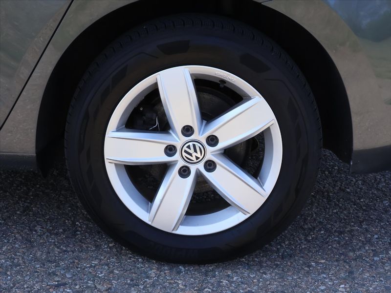 Volkswagen Touran 2,0 TDI 110kW DSG LED 1.Maj. - fotka 17 z 24