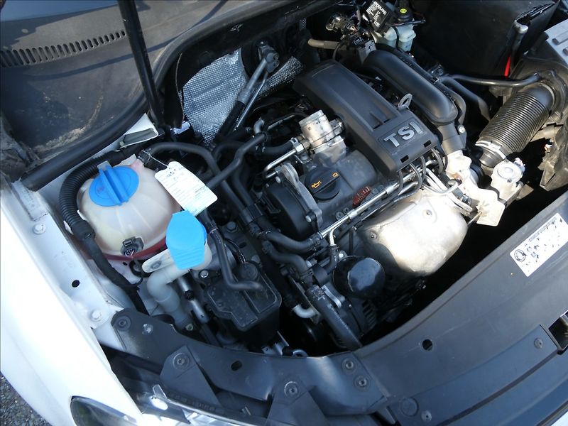 Volkswagen Golf 1,2 TSi 77kW serviska, klima - fotka 31 z 42