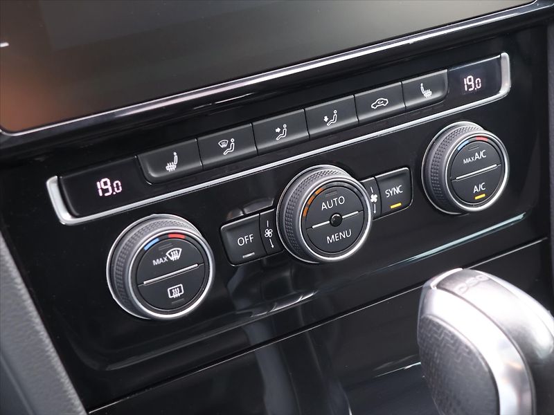 Volkswagen Golf R 2,0 TSI 228kW 4M DSG Virtual - fotka 26 z 37