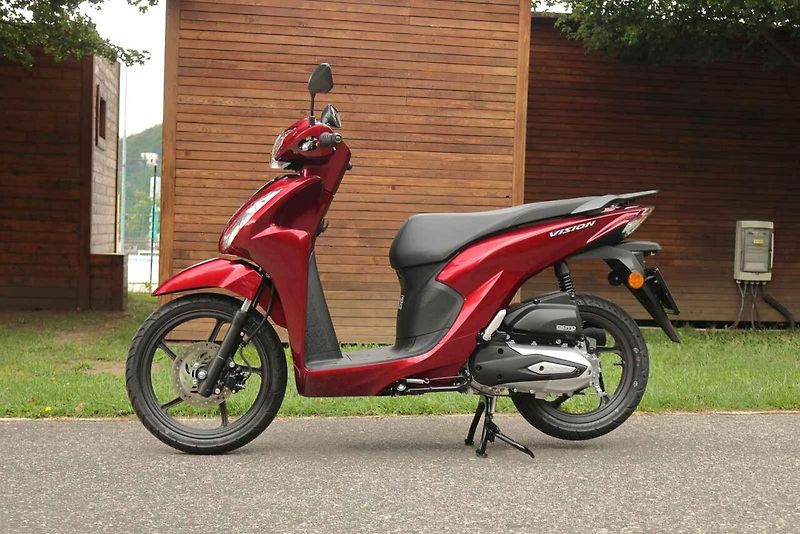 Začínáte v jedné stopě a máte omezený rozpočet? Honda Vision je skvělé řešení.
