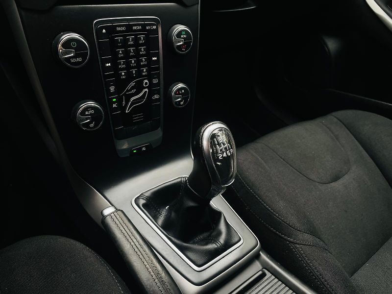 Volvo V40 2.0D3 5VÁLEC MANUÁL 1MAJITEL - fotka 36 z 41