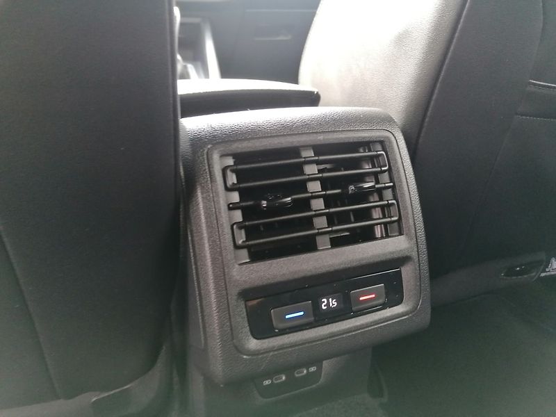 Volkswagen Golf (2022) 1.5 TSi R-LINE IQ-Drive - fotka 24 z 29